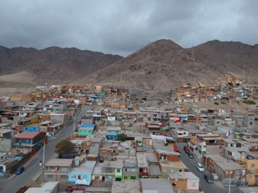 Vista panorámica de los campamentos Villa Esperanza, Futuro Antofagasta, la zona del incendio y la población aledaña.